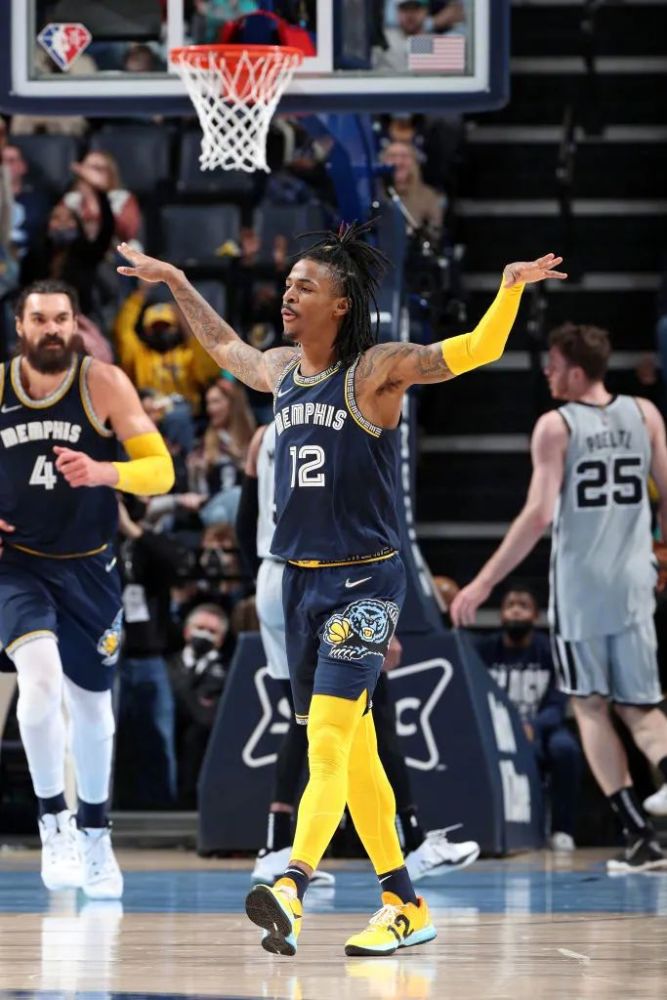  莫兰特暴扣锁定胜局，灰熊击败马刺斩获五连胜  