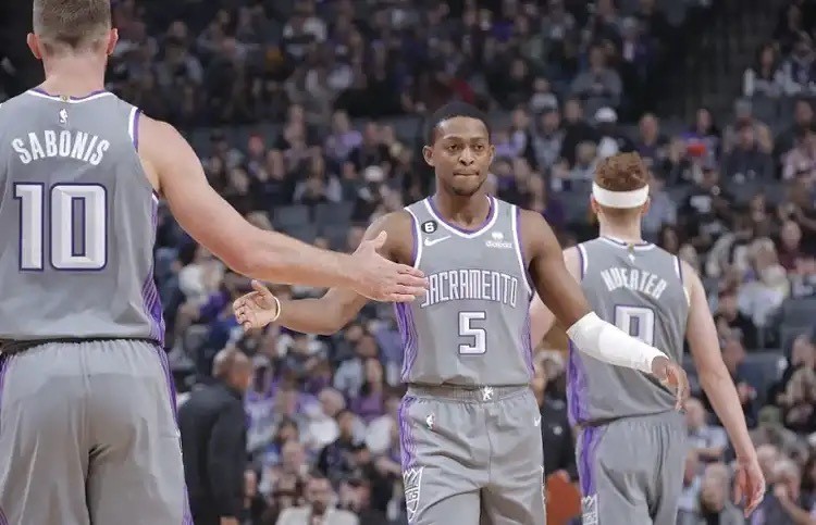  福克斯关键抢断国王加时险胜活塞取首胜