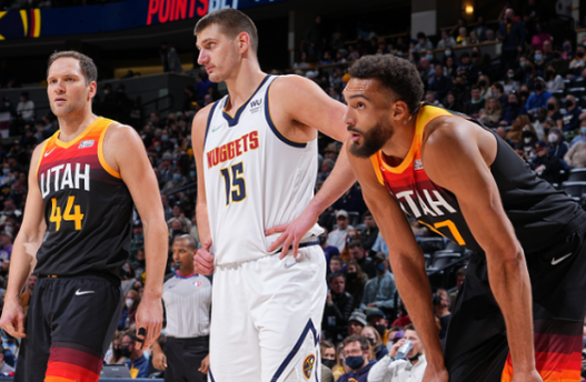  米切尔首节独揽二十分，骑士击溃尼克斯稳固季后赛