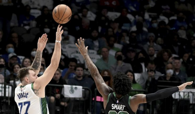  东契奇超远三分绝杀独行侠险胜国王  